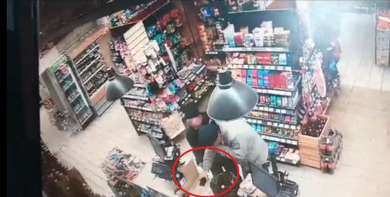 Житель Шумерли подозревается в хищении телефона, забытого подростком в магазине
