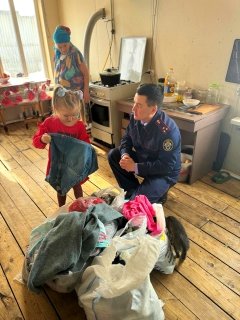 Сотрудники следственного управления оказали поддержку многодетной семье из села Алтышево, пострадавшей от пожара